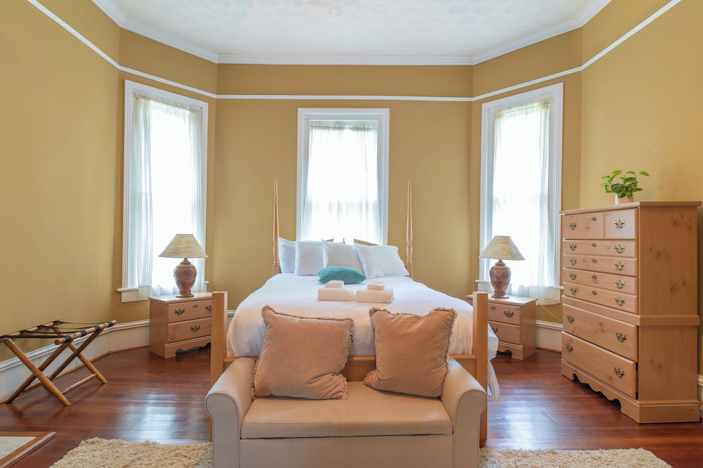 Columbus Goldfinch Mansion view 5