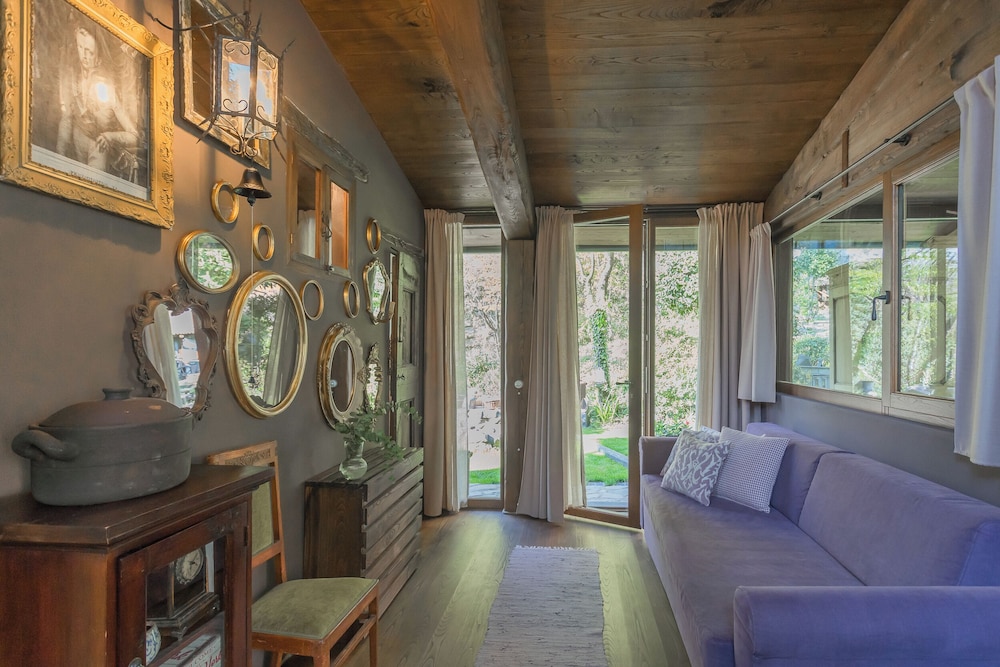 The Writer's Nest by Rent all Como