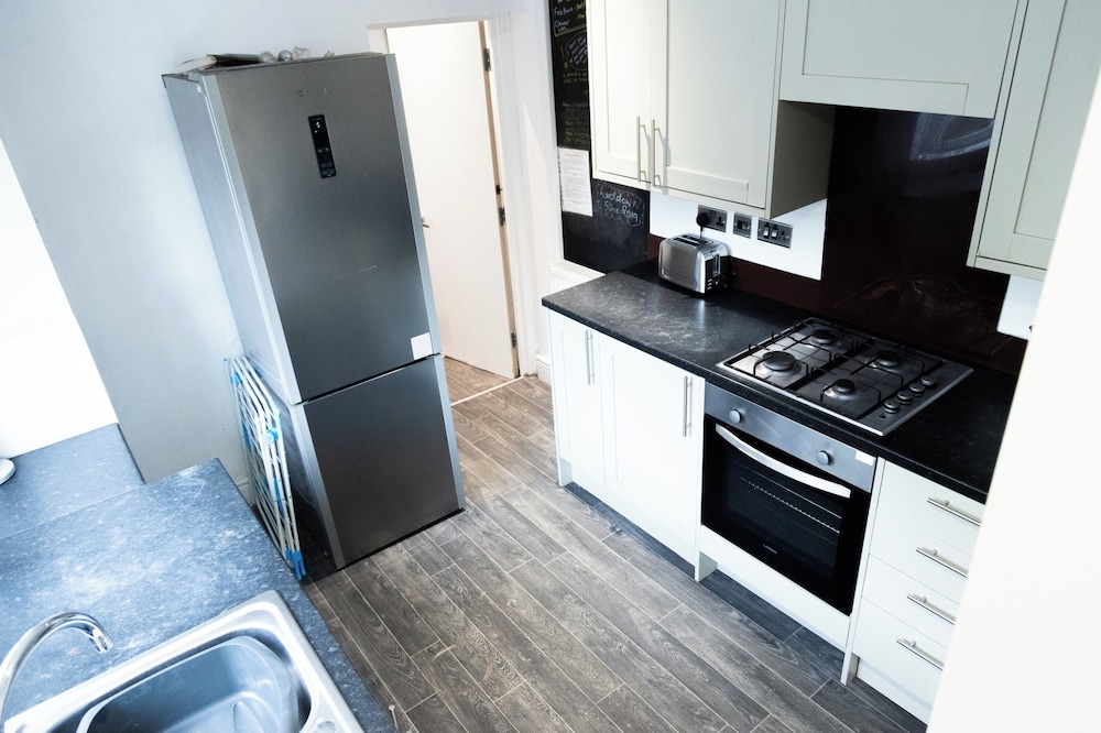 Wolverhampton - 4 Bed House - Free Parking