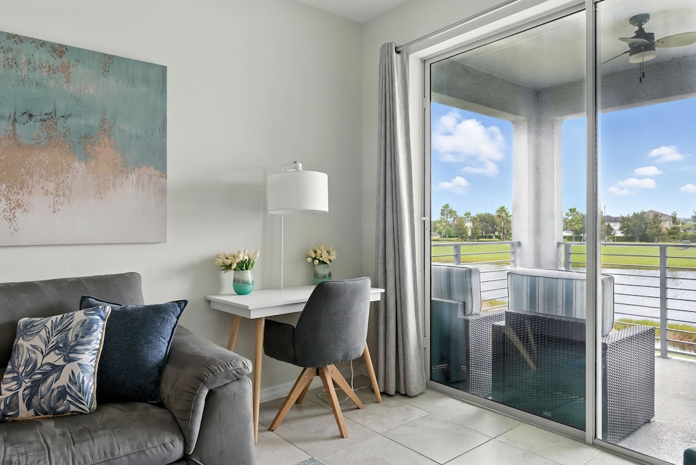 Beautiful Lakeview Retreat Near Disney