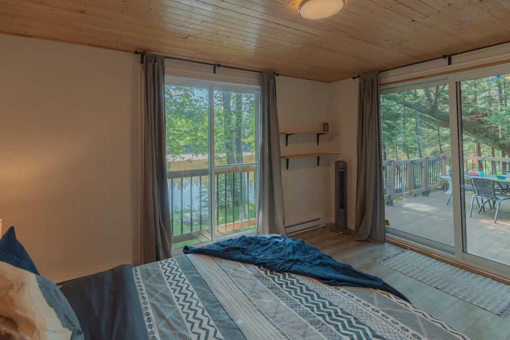 The Phoenix - Riverside Chalet With Beach