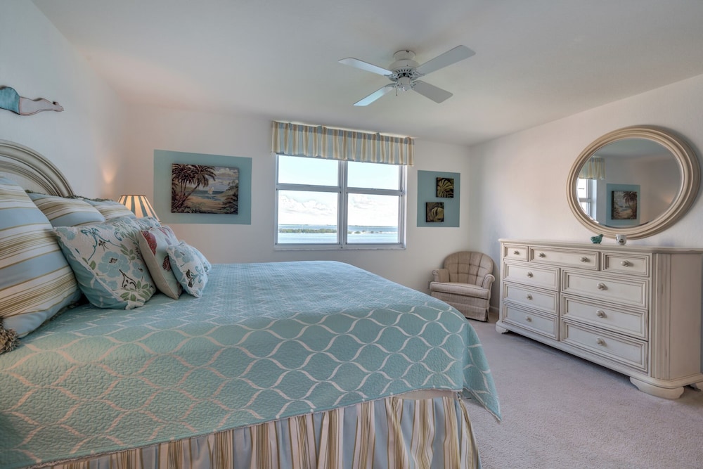 Bahia Vista 17-881 by Distinctive Beach Rentals