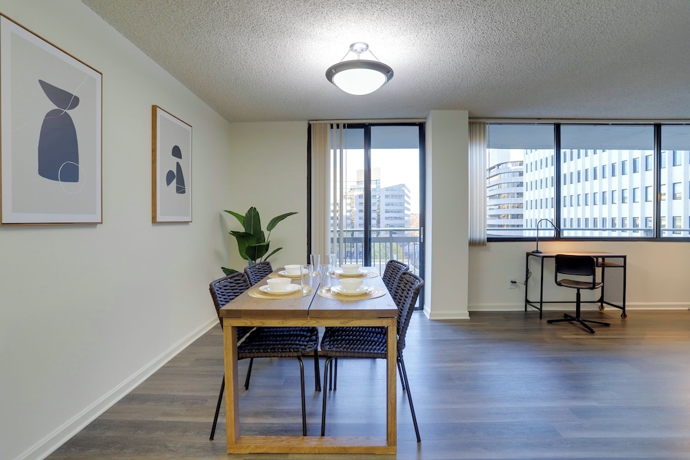 Stay with Comfort in Crystal City