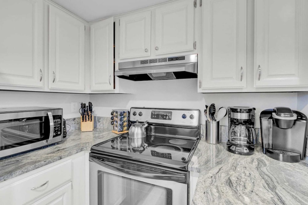 202 D Port O Call by Avantstay Beach Condo