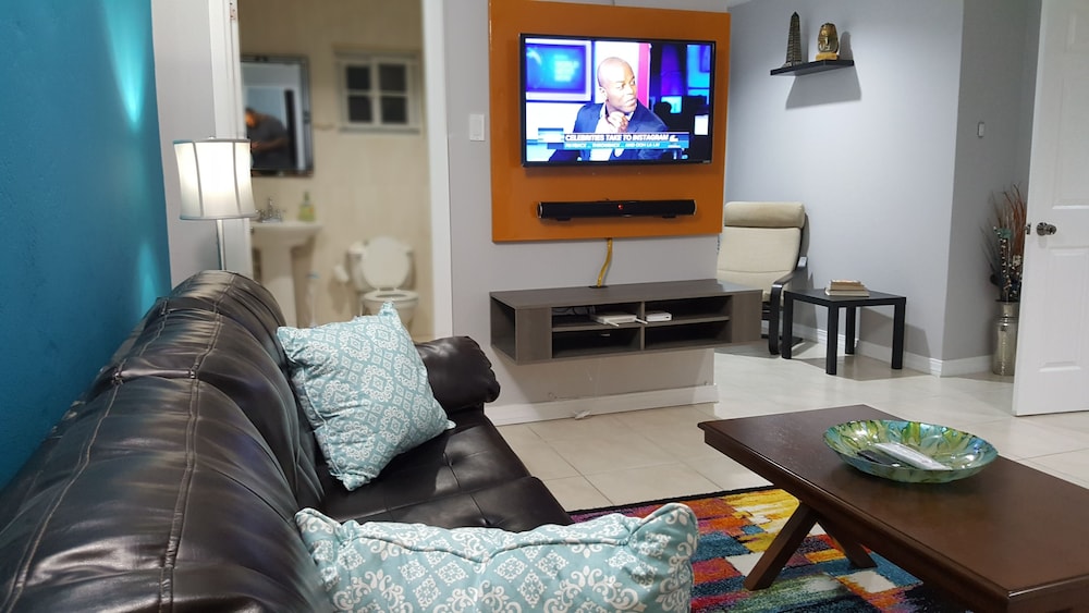 New Kingston Guest Apartment at Donhead