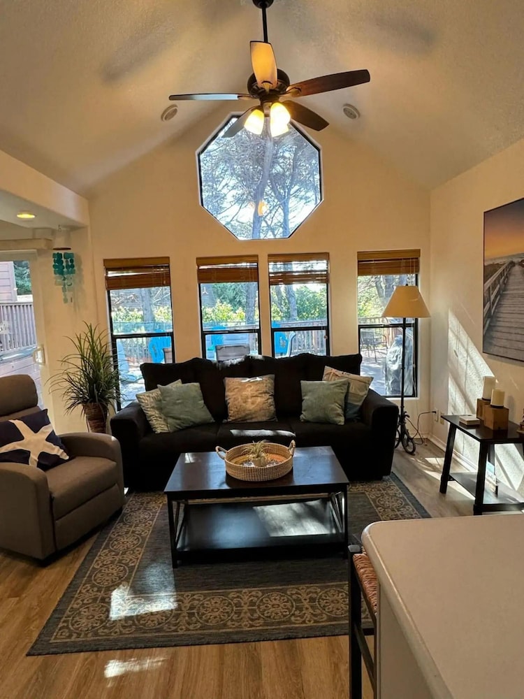Oceanview Cabin 19 Jacuzzi Large Deck w Seating