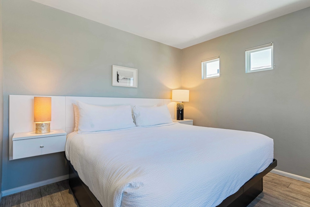 Cayucos Duo 2 Bungalows w/ Views & Lounge Space Pet Friendly