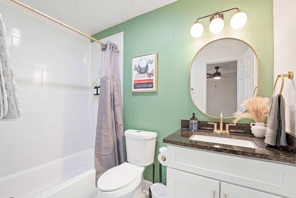 NRG Medcenter 2BD 2 5BA w Fencedyard King Bed