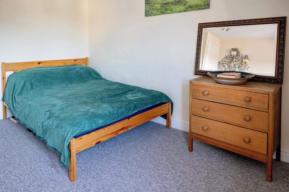 Cozy Corsham Apartment With 2 Bedrooms
