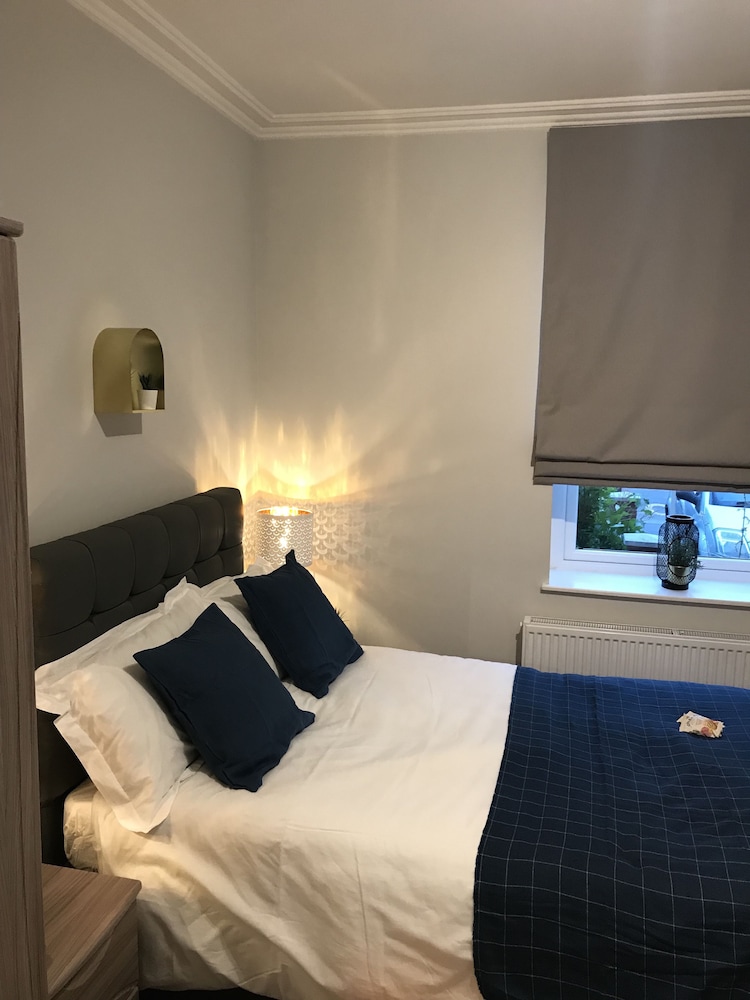 Flat 1 Helena House, 1-bed, Sleeps 2, Garden view 3