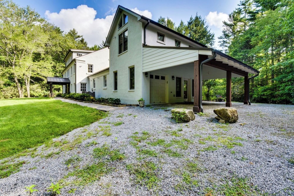 Mountain Views: Modern Mansion in Highlands!