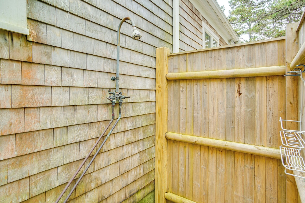1/2 Mi to Cooks Brook Beach: Cozy Cape Cod Retreat