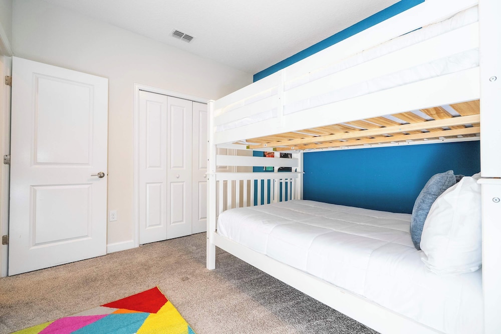 Stunning Game Room & Pool Jacuzzi Storey Lake 2799
