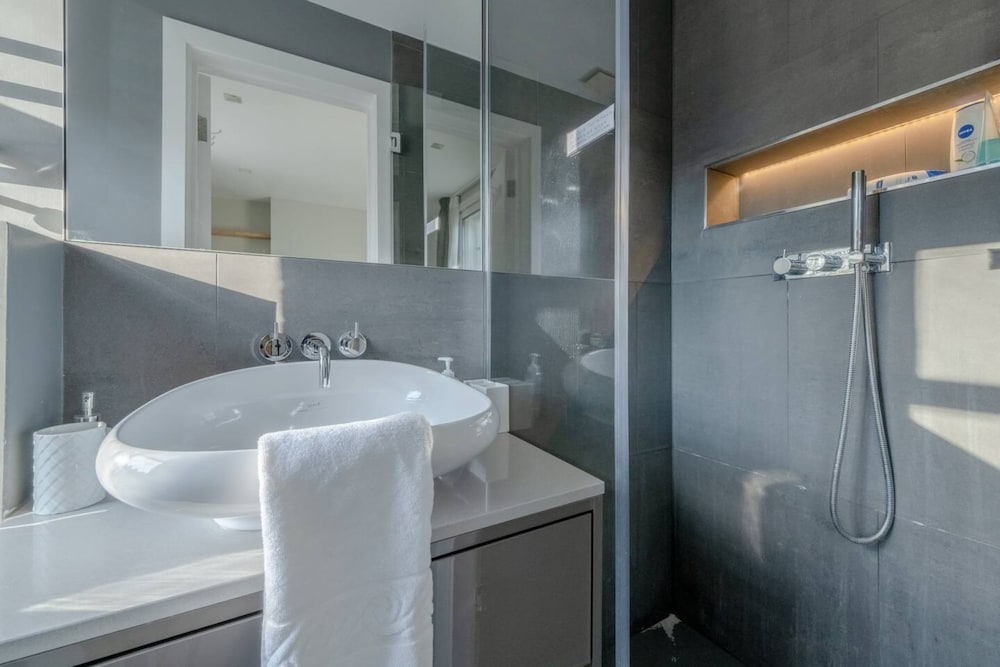 Modern and Luxurious 2 Bedroom Flat - Barons Court