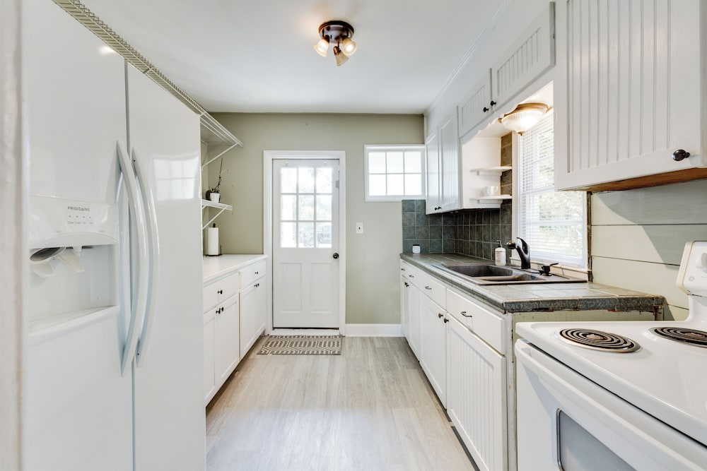 2BR Lakefront Getaway w/ Dock & Boat Launch