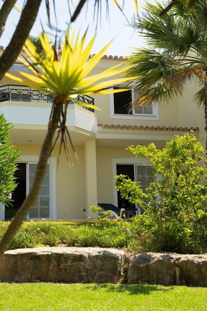 49 Presa da Moura Superbly 2 Bed Townhouse Clos