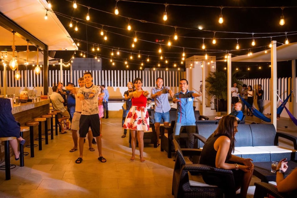 Nomads Party Hotel & Hostel