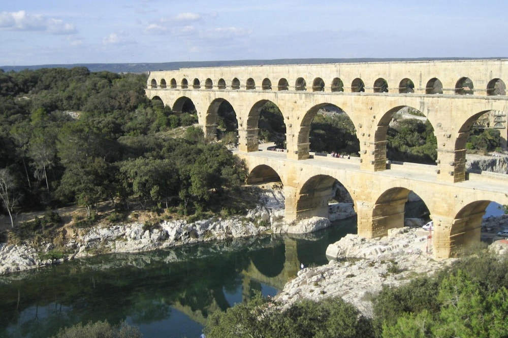 Nice Holiday Home With Private Terrace, Arpaillargues-et-aureillac