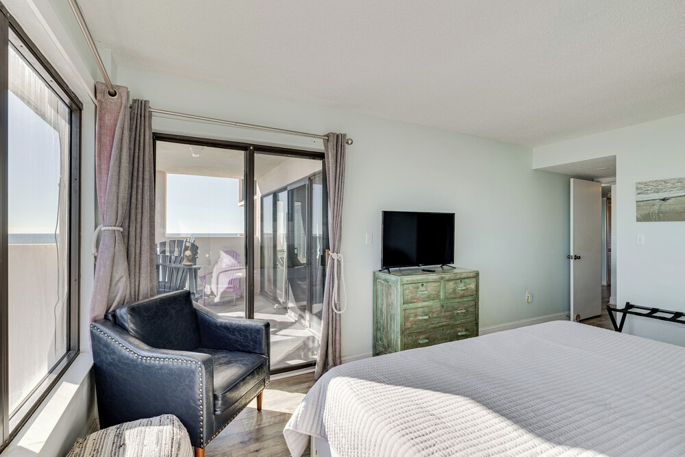 Walk to Beach: Emerald Isle Condo w/ Ocean View!