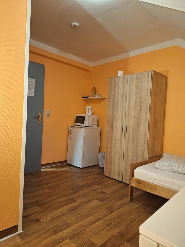 2-Rent Group Hostel Rooms AUB162