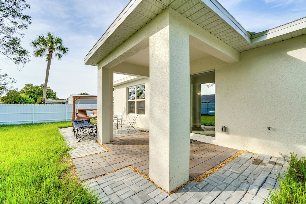 3 Mi to Port Charlotte Beach Park: Home w/ Patio!