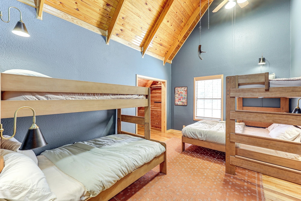 Creek Access, Games: Family-friendly Royal Retreat