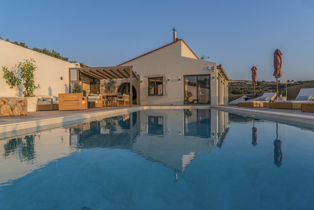 Luxury Villa Maximus - With Private Heated Pool
