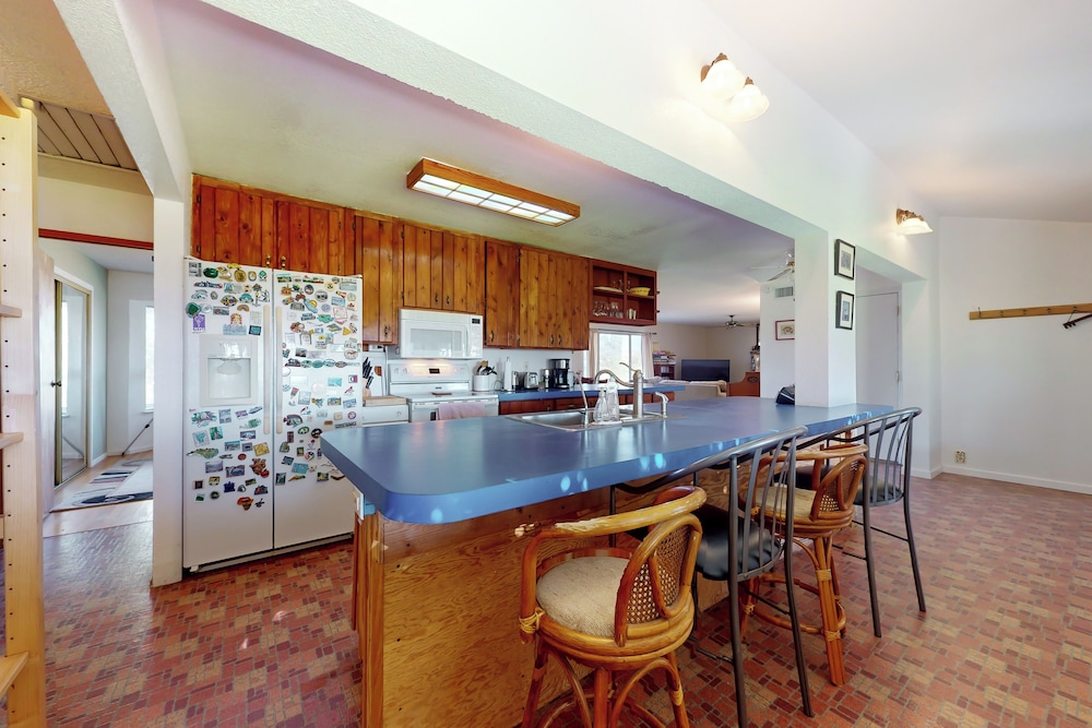 4BR Sierras-view Home w/ Pool & A/C - Dogs OK