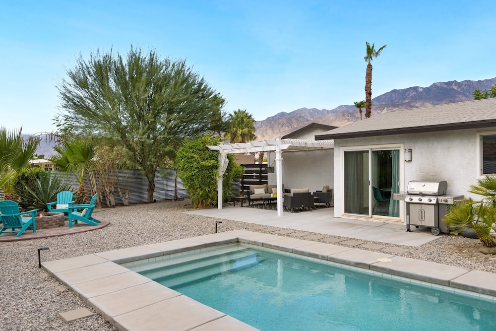 Holiday Pool Paradise
