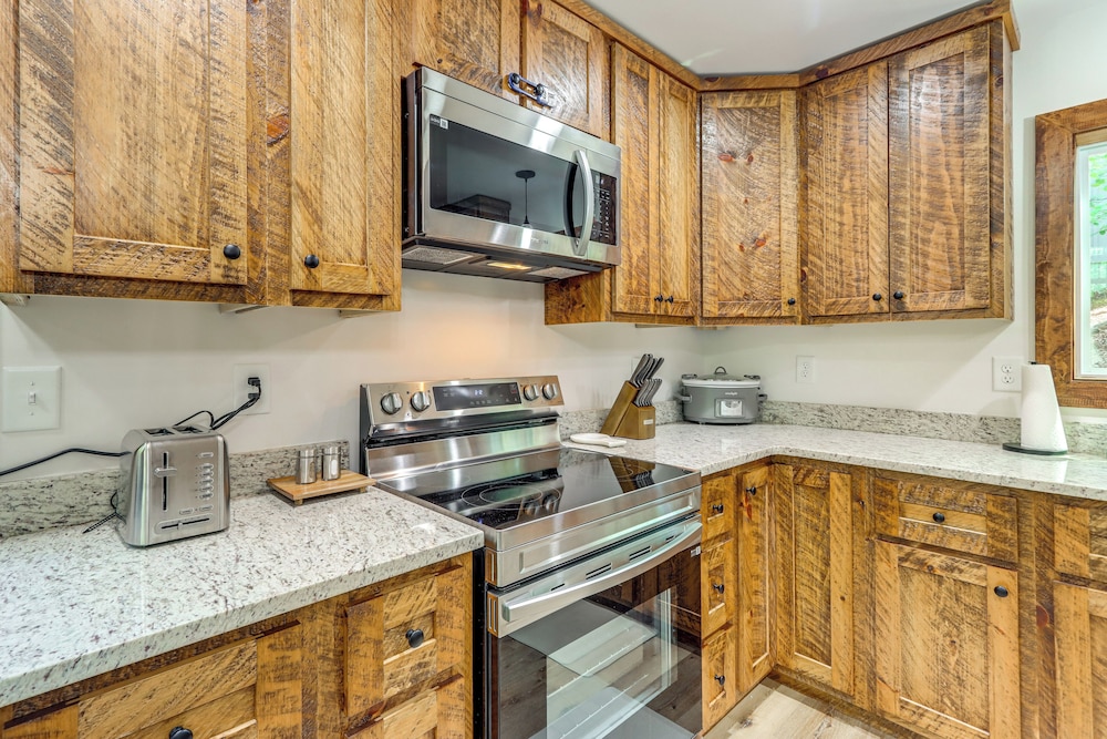 4 Mi to Dtwn Ellijay: Cabin w/ Pool & River Access
