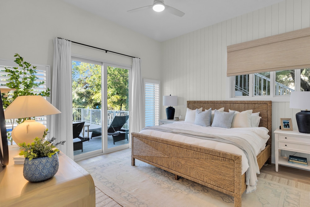 New Listing! Reel Joy Waterfront Luxe With Pool And Private Dock 4 Bedroom Home