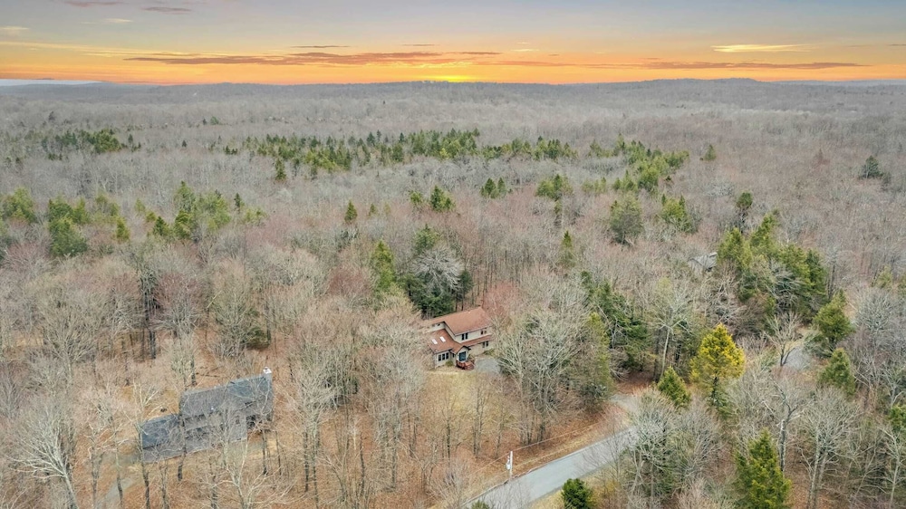 Rustic-chic Escape w/ Hot Tub, Fireplace & Nature Views Pine Woods Loft