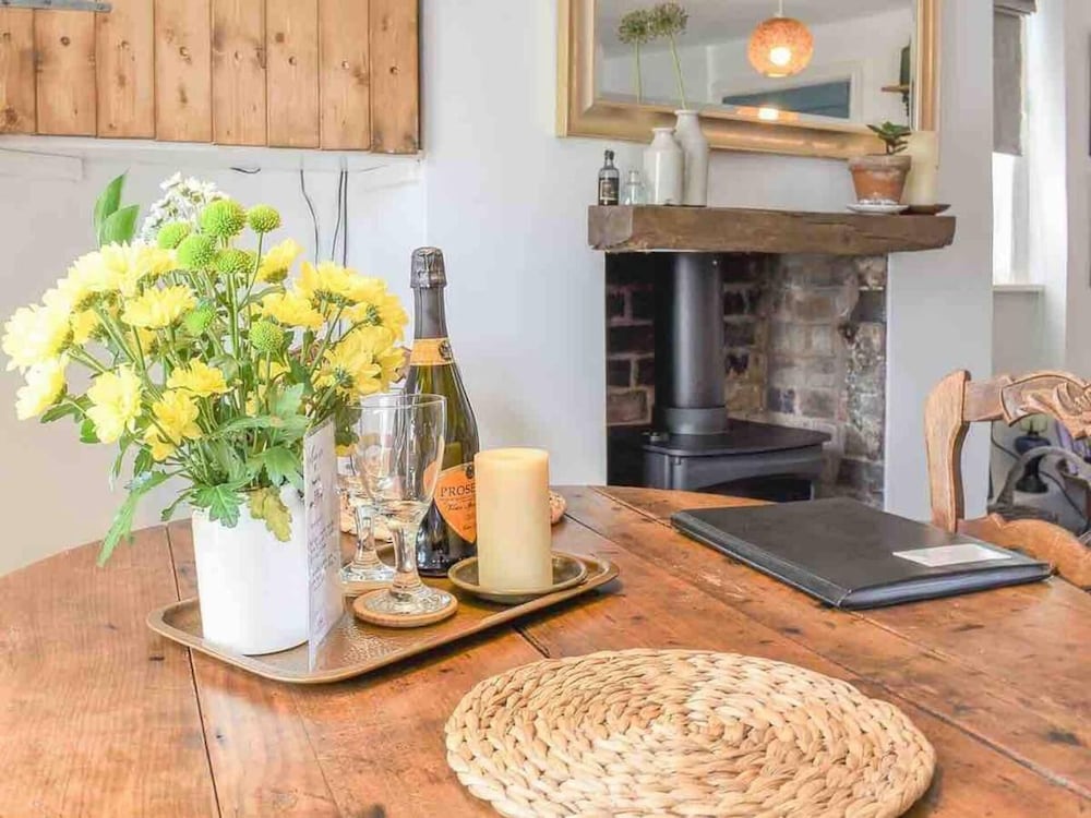 The Pepper Pot Sleeps 4 Sunlit Garden