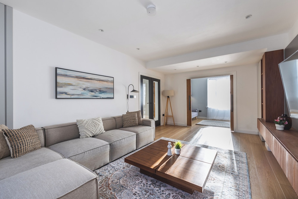 Beautiful Flat in Acton