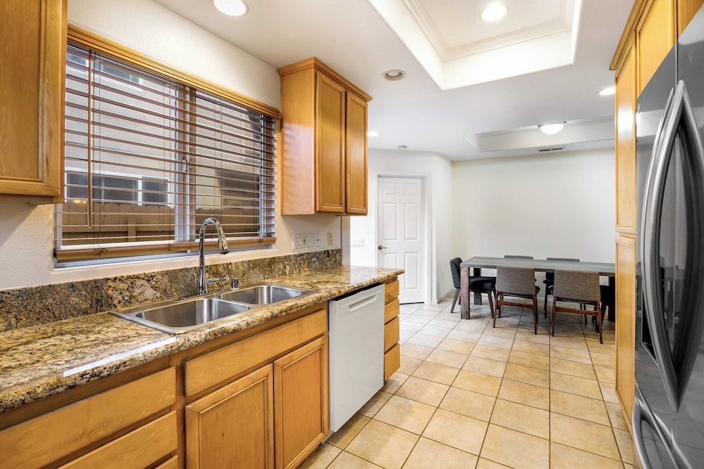 Walk to Dining, Mission + Pacific Beach, and Bars/nightlife Private Backyard