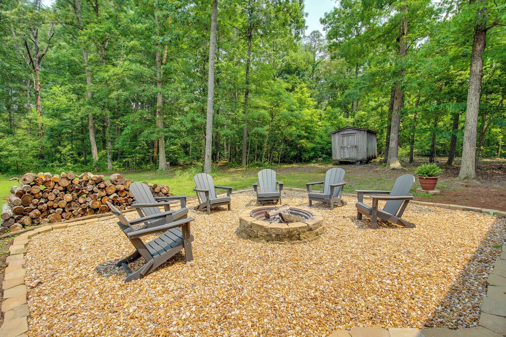 13 Mi to Guntersville Lake: Henagar Gem w/ Hot Tub