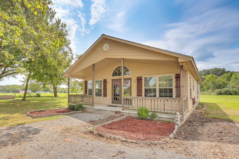 3 Mi to Arkansas River: Rural Family Home w/ Yard