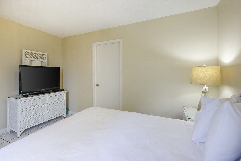 Phoenix Vi 6301 3 Bedroom Condo