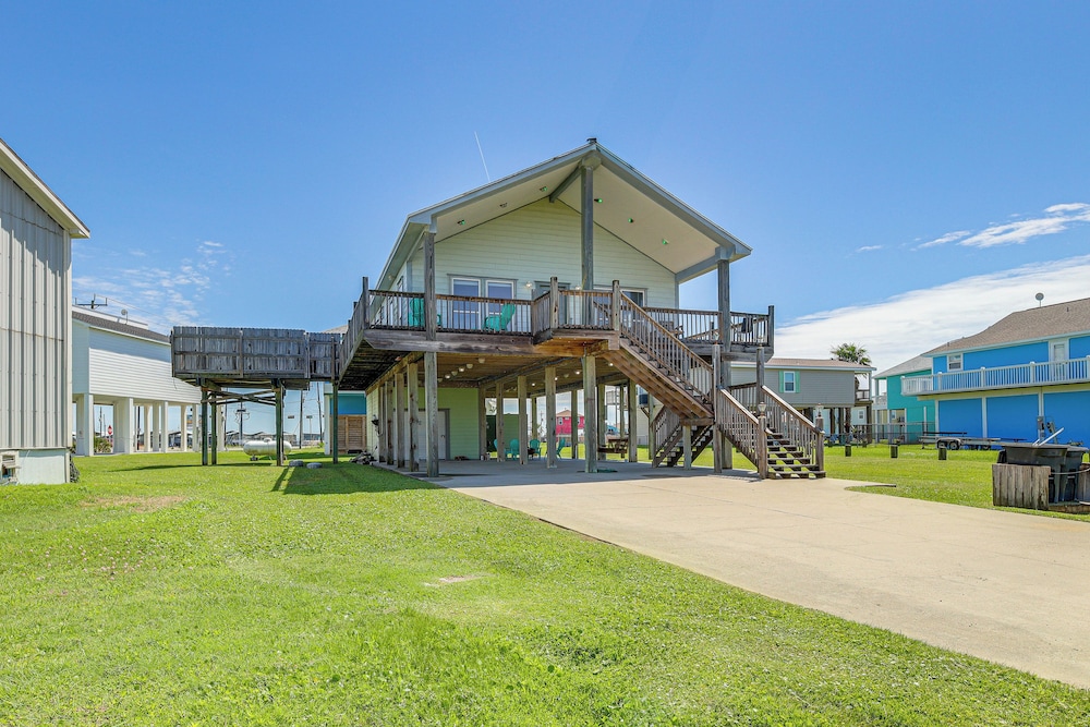 Walk to Beach: Getaway on Bolivar Peninsula!