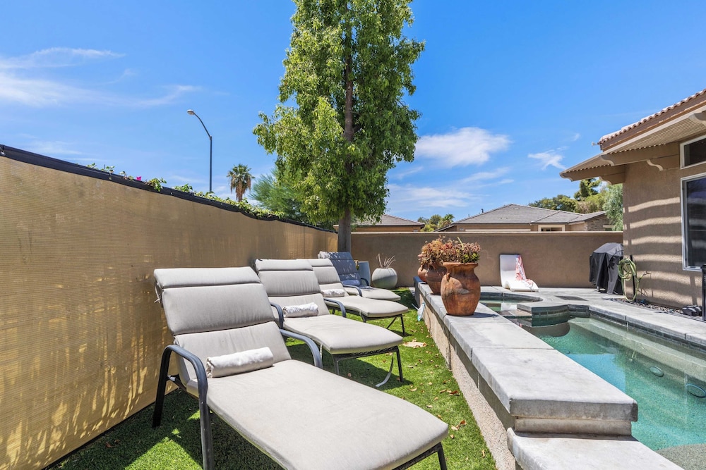 Designer Desert Oasis w/ Pool, Hot Tub, Outdoor Lounge The Riley by Avantstay