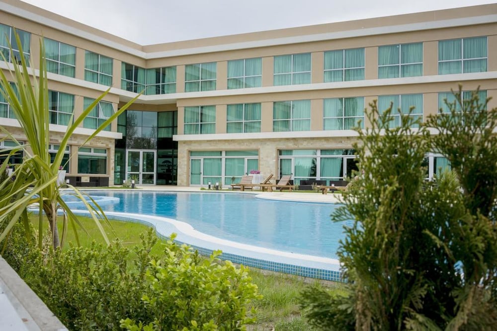 Hotel Howard Johnson by Wyndham Neuquen - Image 1