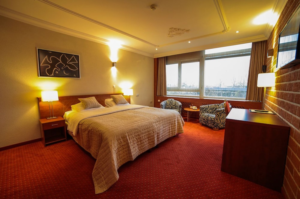 Hotel Amicitia Hotel - Image 1