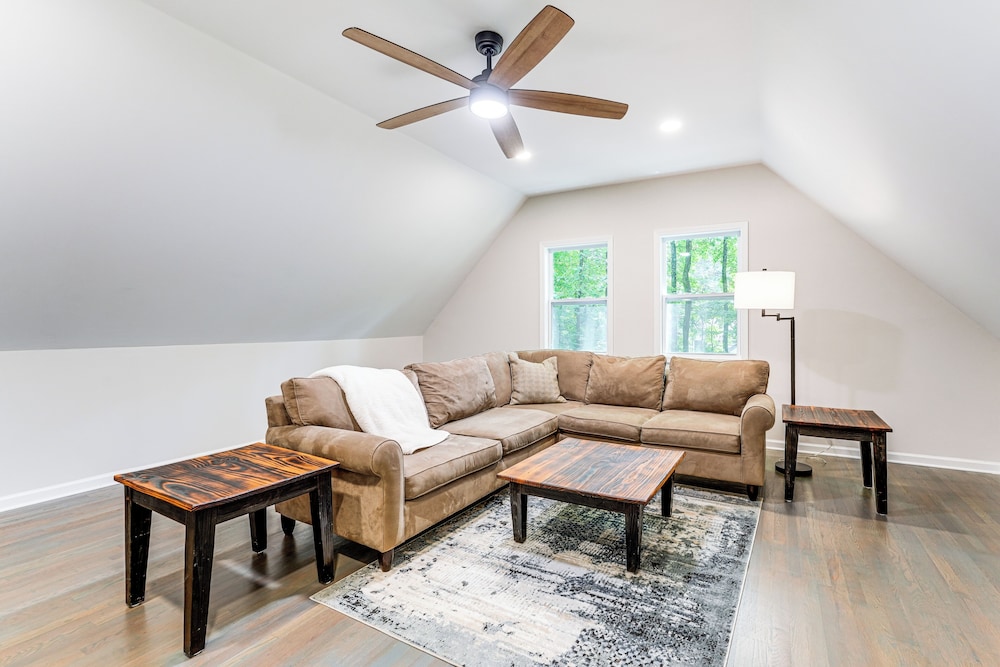 < 2 Mi to Dtwn Alpharetta: Home w/ Screened Porch!