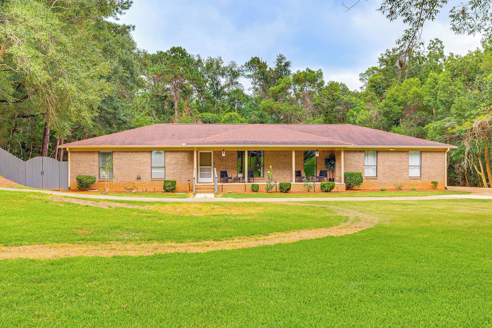 2 Mi to Bay + Beaches: Home w/ Gazebo in Daphne