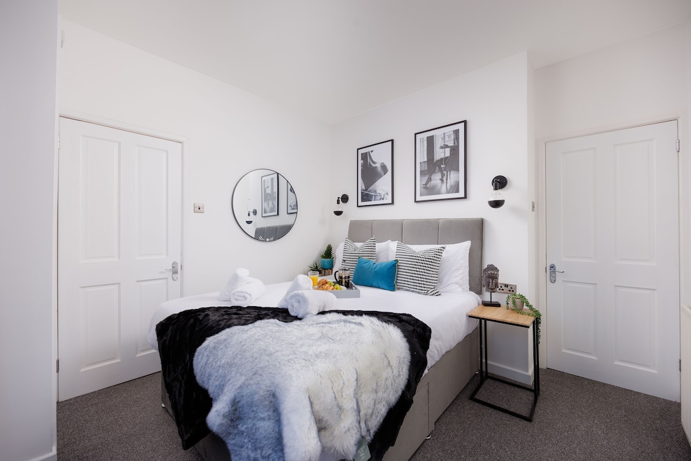 Central Plymouth 2Bed Apartment-Sleeps 4 view 4