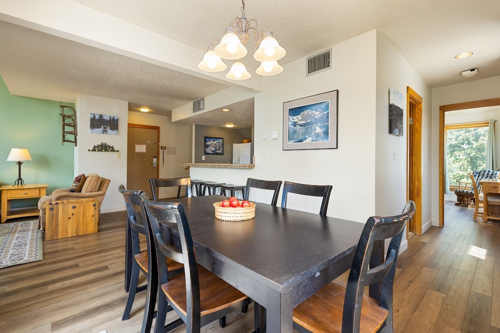 1607 Quicksilver 2 Bedroom Condo by RedAwning view 4