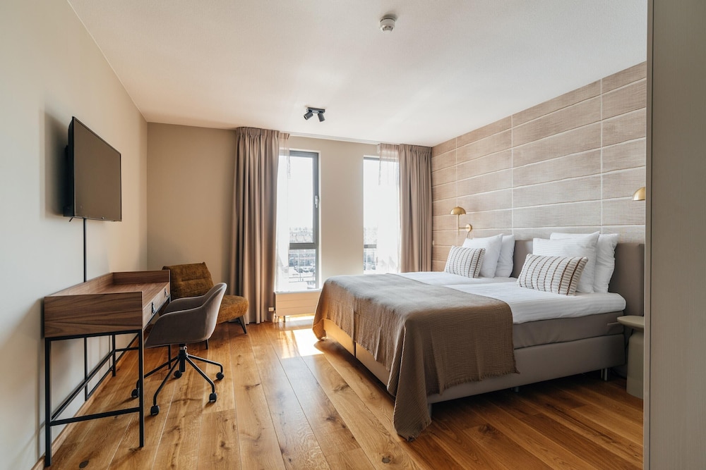 Harbor Breeze: Modern Stay