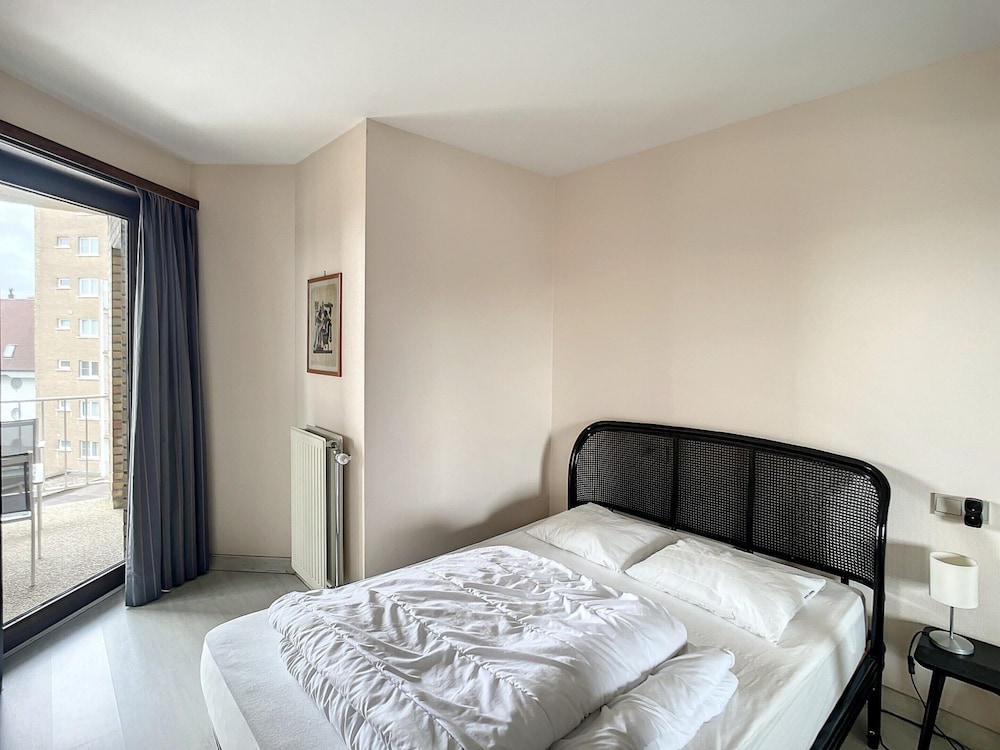 Apartment Near Albert Beach With Terrace