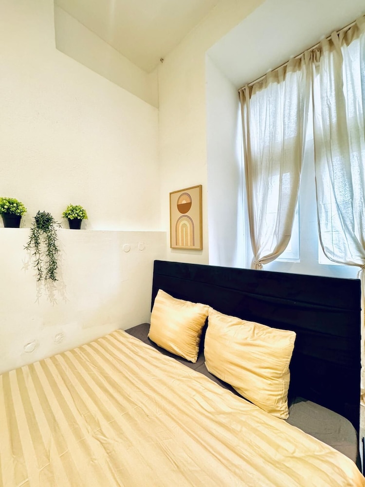 Elegant 5BR Home Ideal for Families