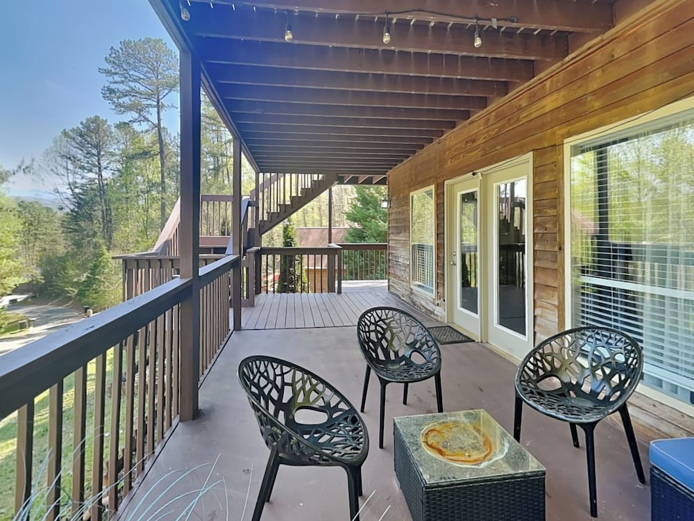 Hilltop Hideaway by Jackson Mountain Rentals